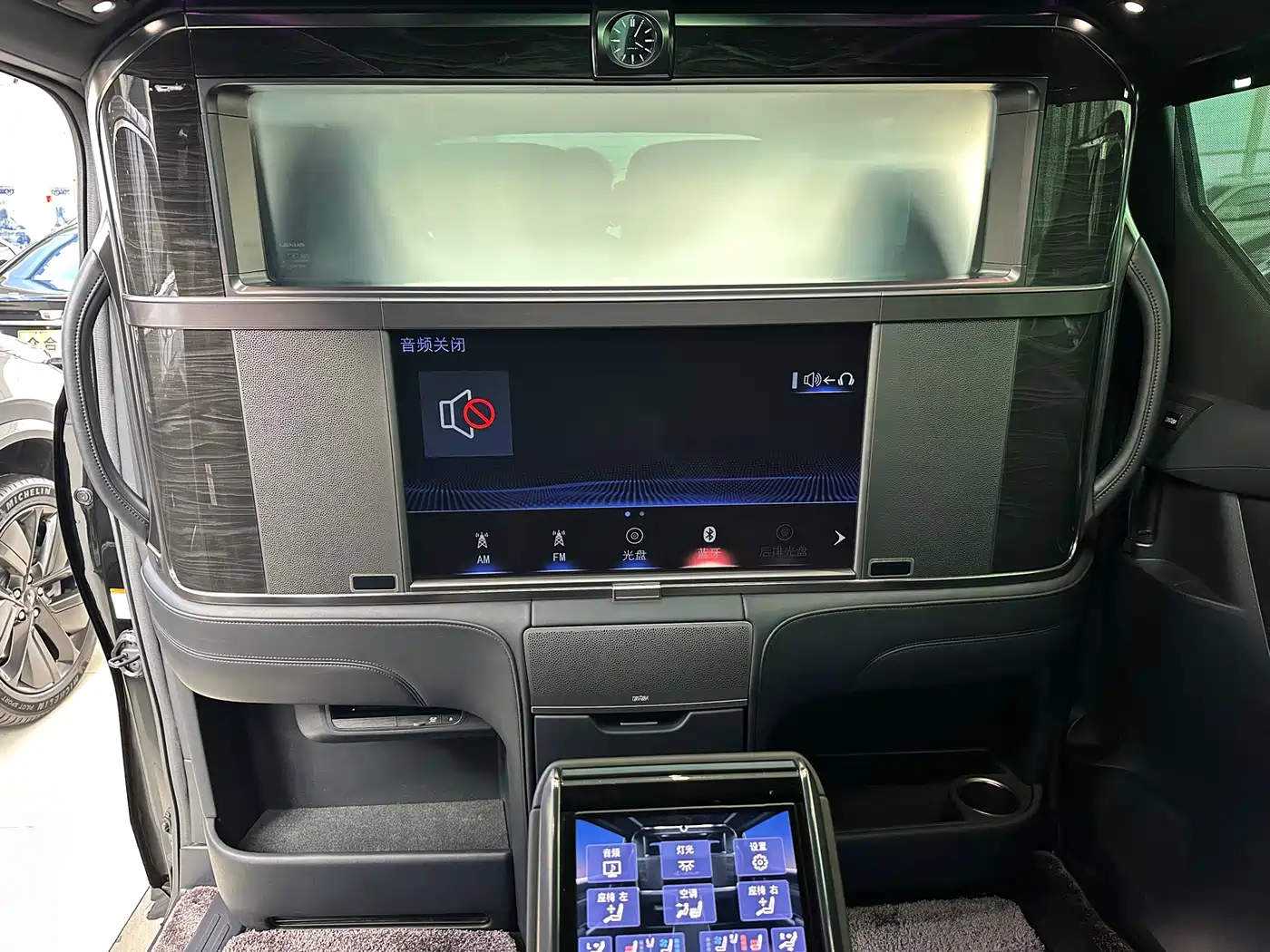 Lexus LM 2020 300h 4-Seat Imperial Edition фото 10