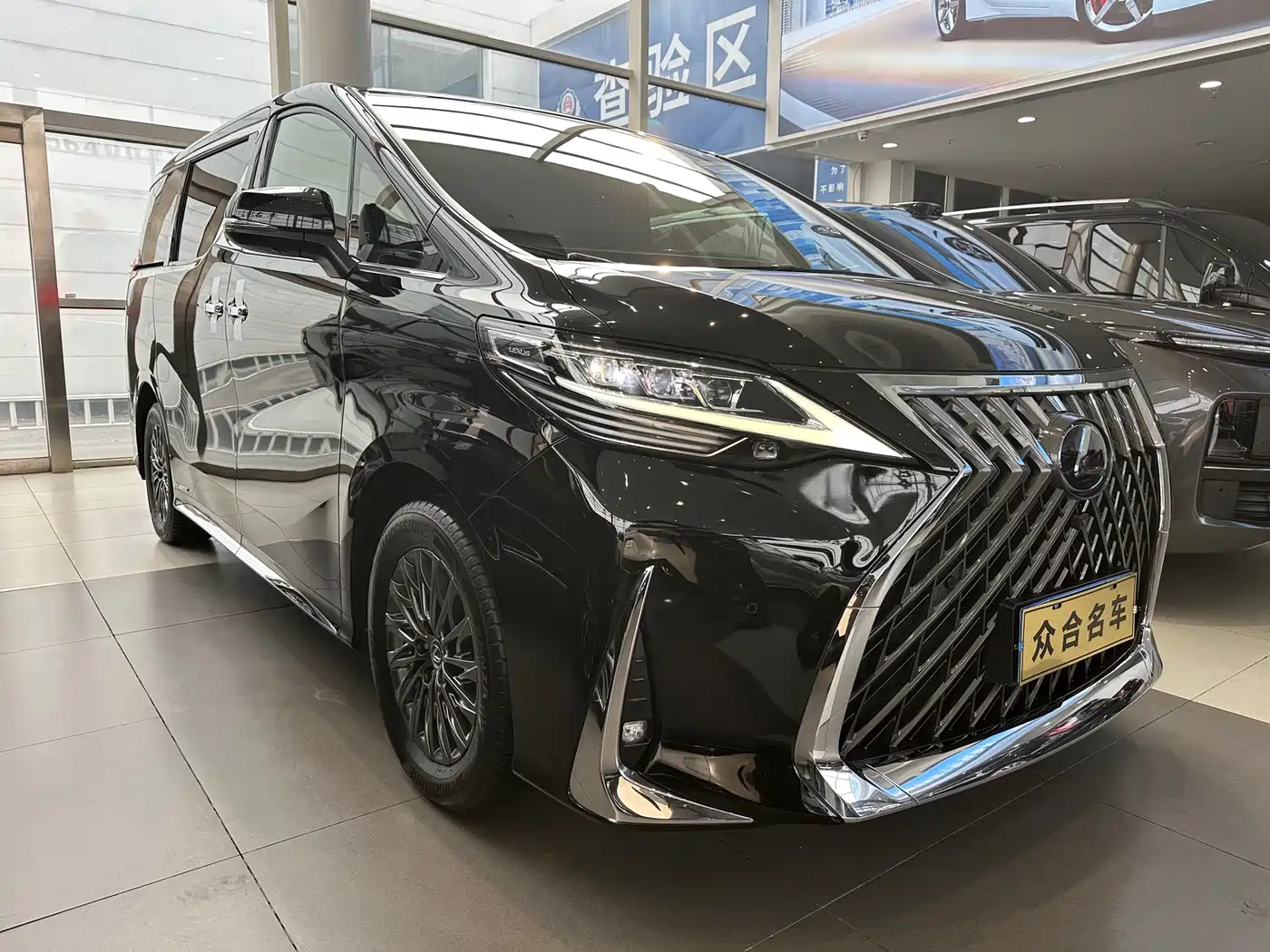 Lexus LM 2020 300h 4-Seat Imperial Edition фото 3