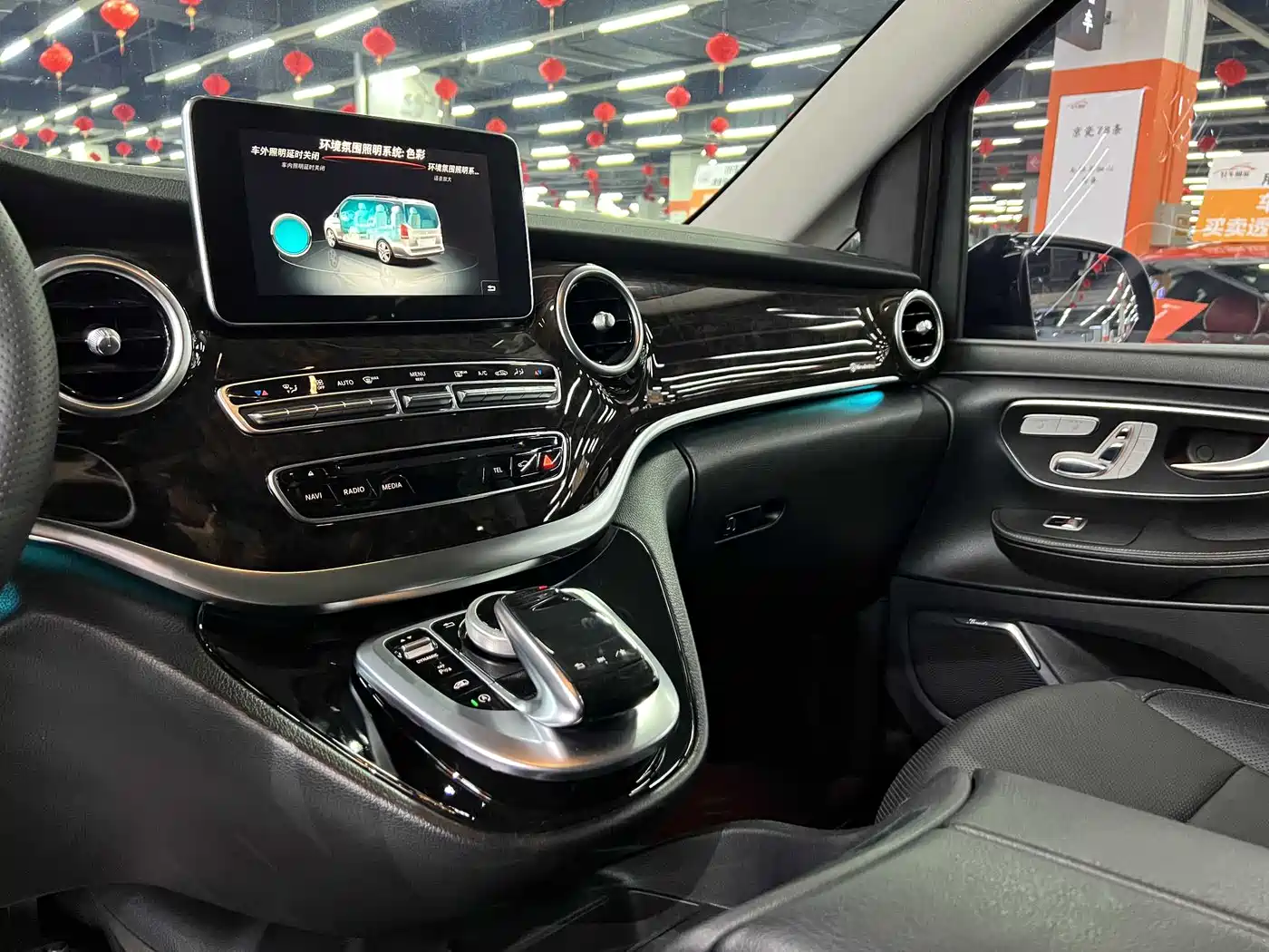 Mercedes-Benz V-Class 2017 Model V 260 L Premium Extended Edition фото 10