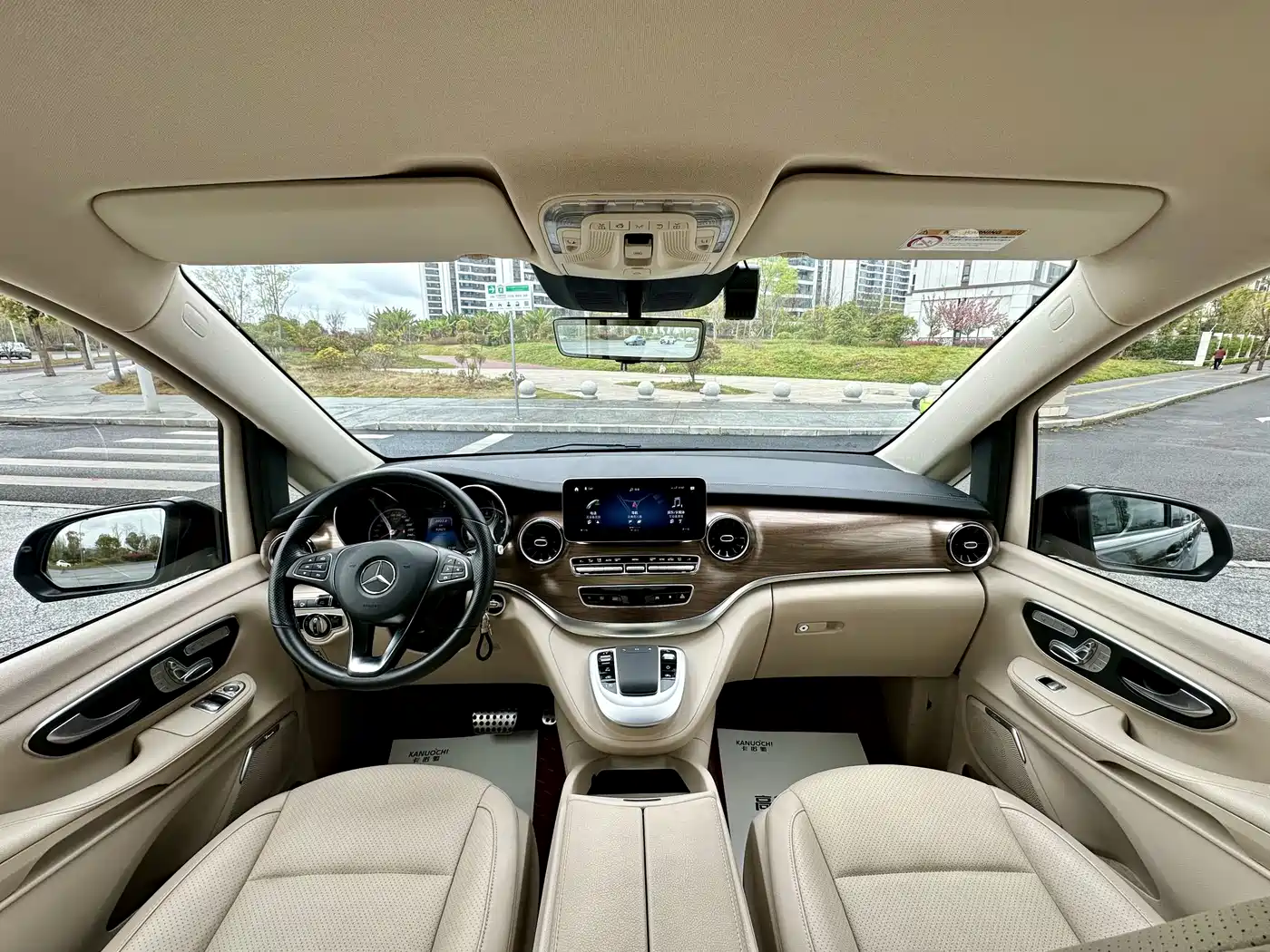 Mercedes-Benz V-Class 2021 V 260 L Long Wheelbase Premium Edition фото 12