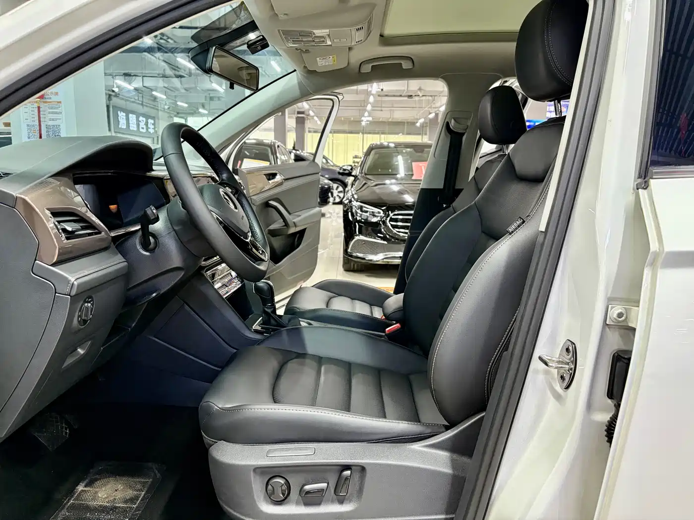Volkswagen Tharu 2022 280TSI FWD Luxury Edition фото 4