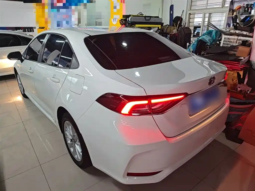 Toyota Corolla 2021 Hybrid 1.8L E-CVT Elite Edition фото 5