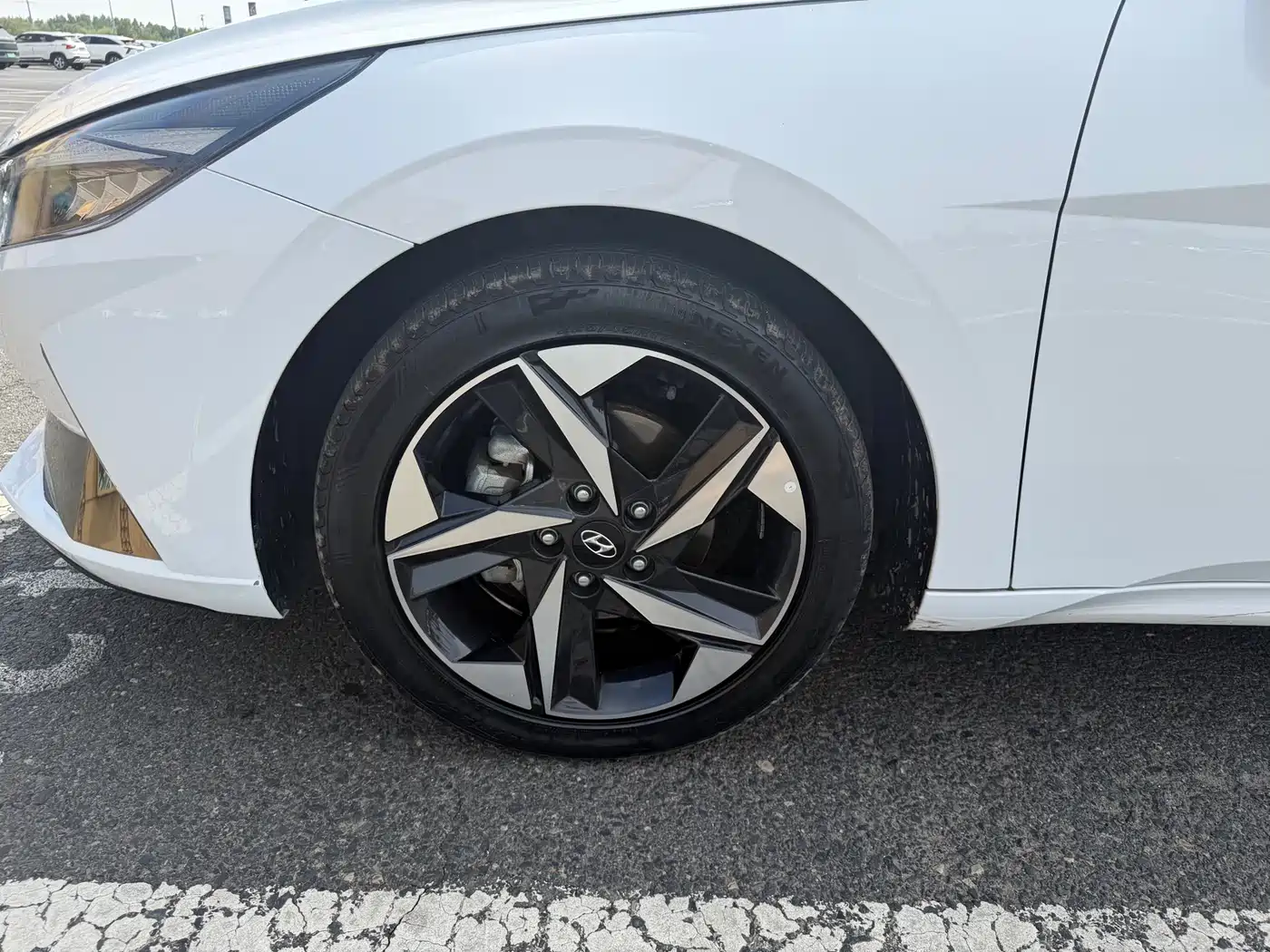 Hyundai Elantra 2022 1.5L CVT LUX Premium Edition фото 13