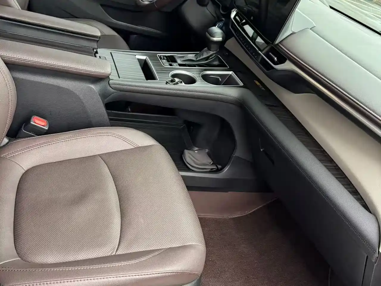 Toyota Granvia 2023 2.5L Hybrid Flagship VIP Edition фото 8