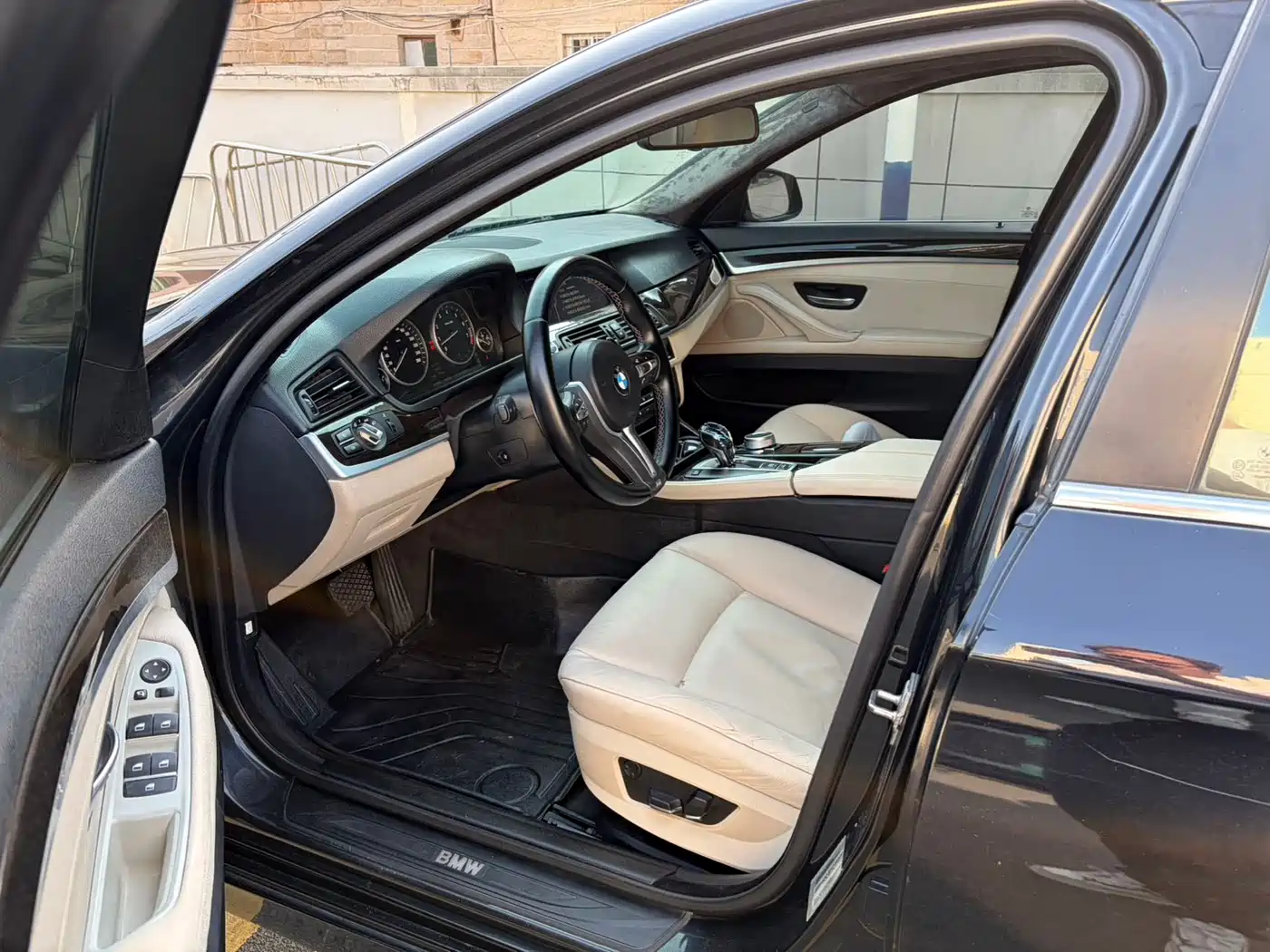 BMW 5 Series 2012 523Li Luxury фото 4