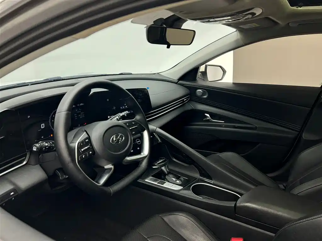Hyundai Elantra 2021 1.5L CVT LUX Premium Edition фото 13