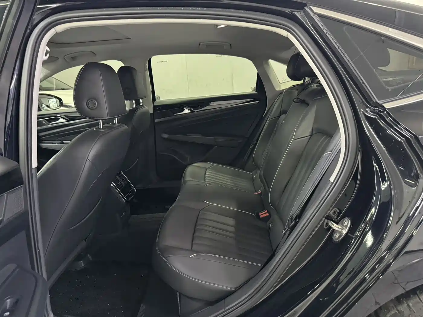 Volkswagen Passat 2022 280TSI Elite Edition фото 9