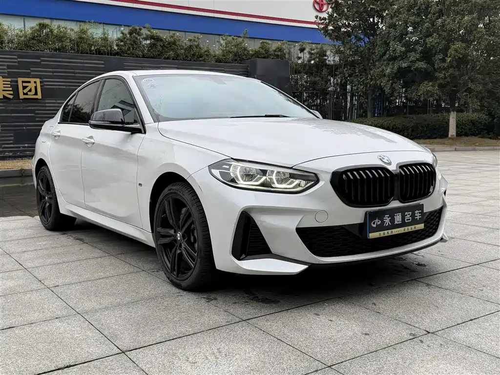 BMW 1 Series 2023 125i M Sport Shadow Edition фото 4