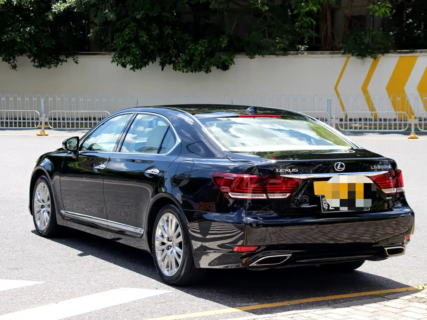 Фото 3 - Lexus LS