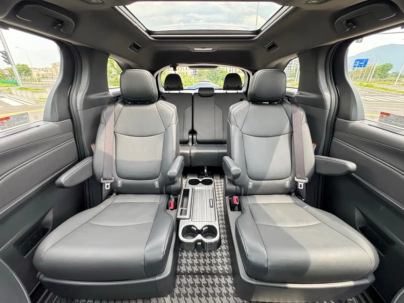 Toyota Granvia 2024 2.5L Hybrid Luxury фото 14
