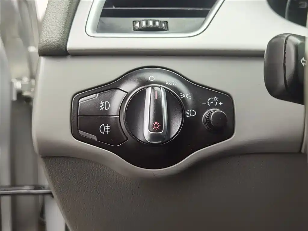 Audi A4L 2010 2.0 TFSI Luxury фото 21