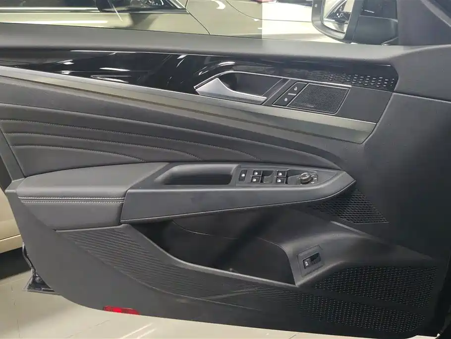Volkswagen Passat 2023 330TSI Starlight Luxury Edition фото 7