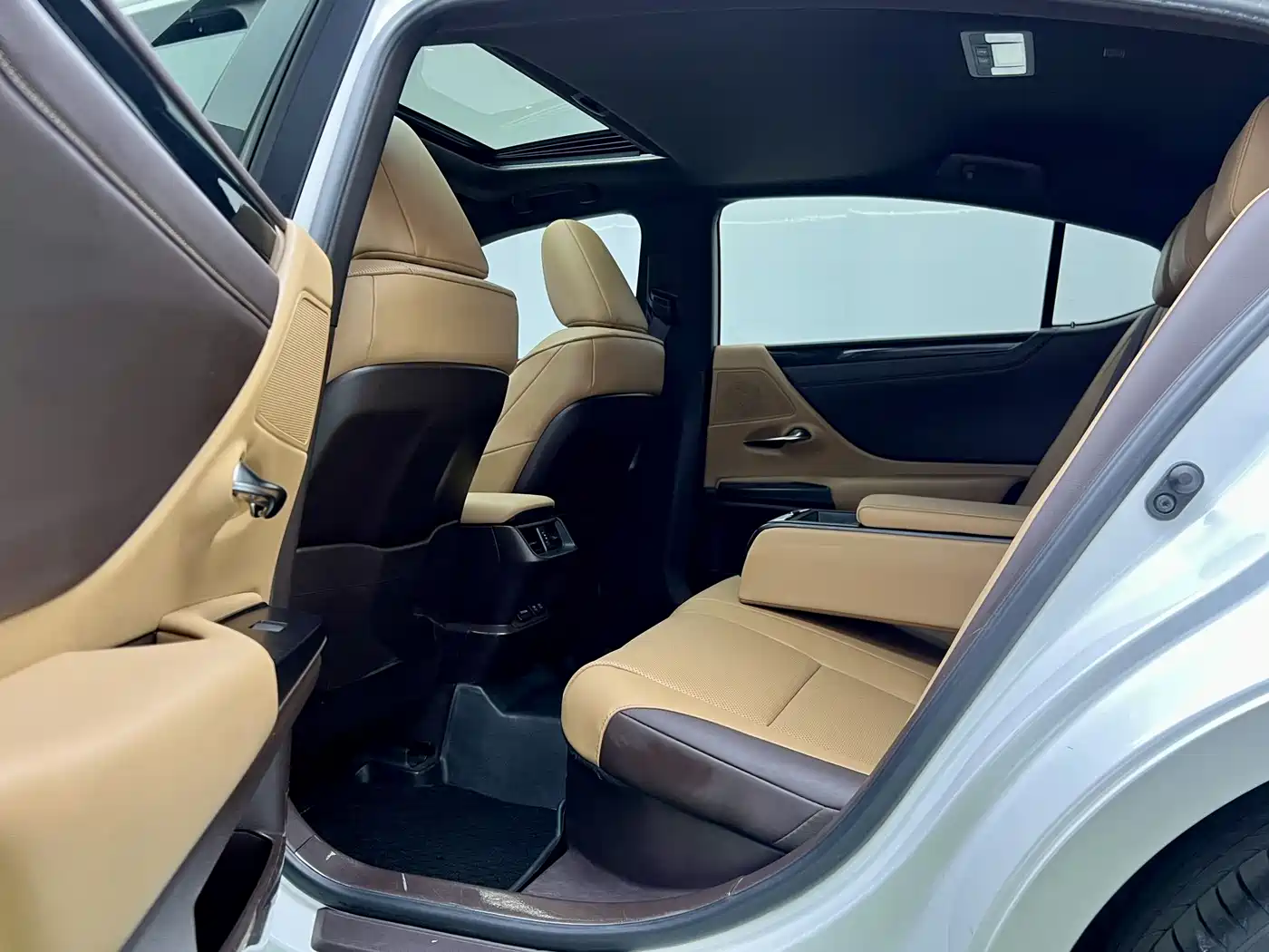 Lexus ES 2018 300h Excellence Edition China V фото 6