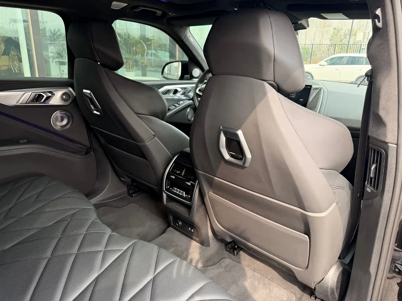 BMW XM 2023 50e фото 31