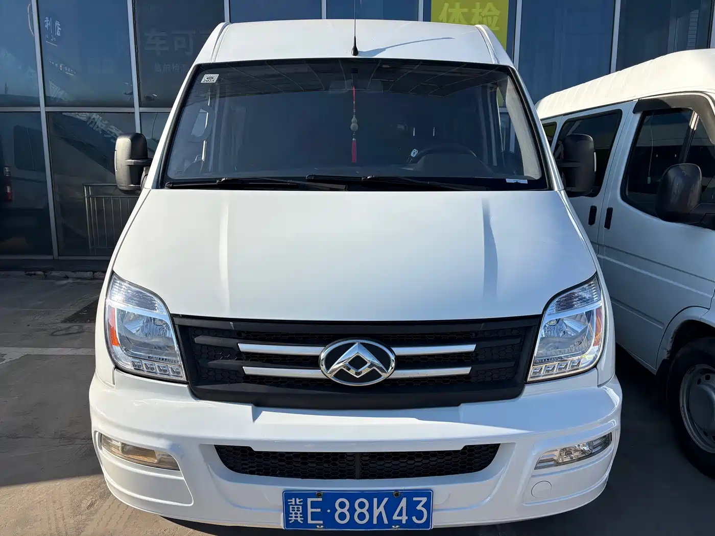 SAIC Maxus Xintu V80 2023 2.0T Manual Classic Aoyun Long Wheelbase Medium Roof 6/7/8/9 Seats фото 2