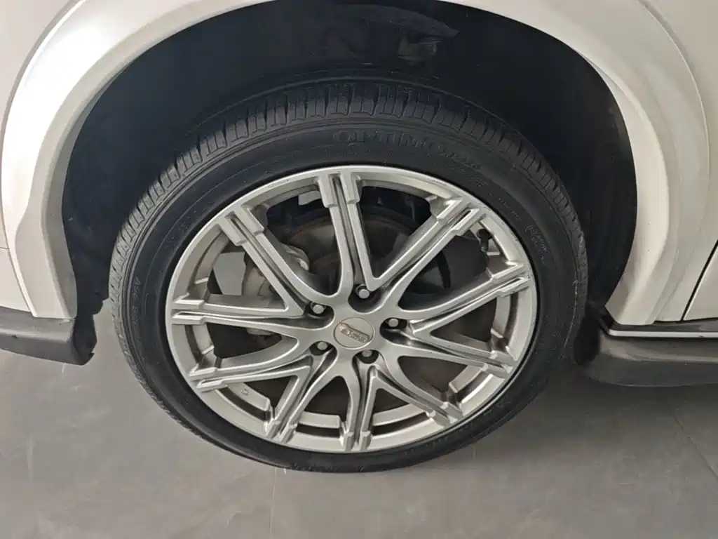 Photo 23 - Infiniti ESQ