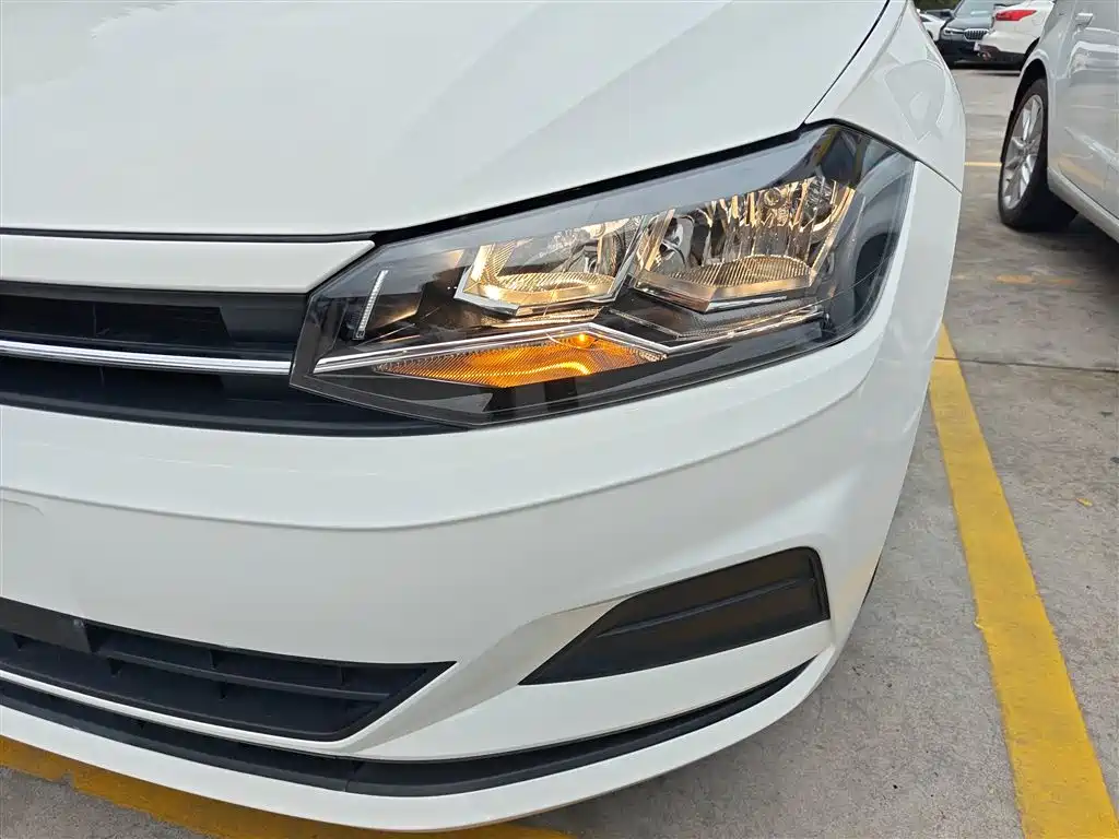 Volkswagen Polo 2019 Plus 1.5L Automatic Panorama Enjoyment Edition фото 19