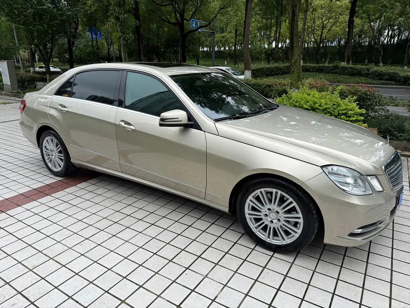 Mercedes-Benz E-Class 2012 E 300 L Fashion фото 10