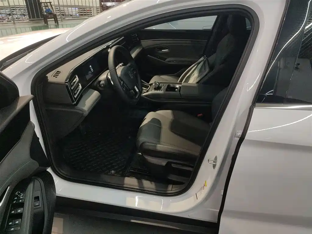 BYD Qin L 2025 DM-i Smart Drive Edition 80KM Leading фото 15