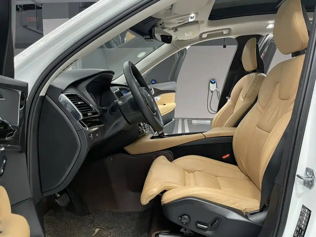 Фото 8 - Volvo XC90