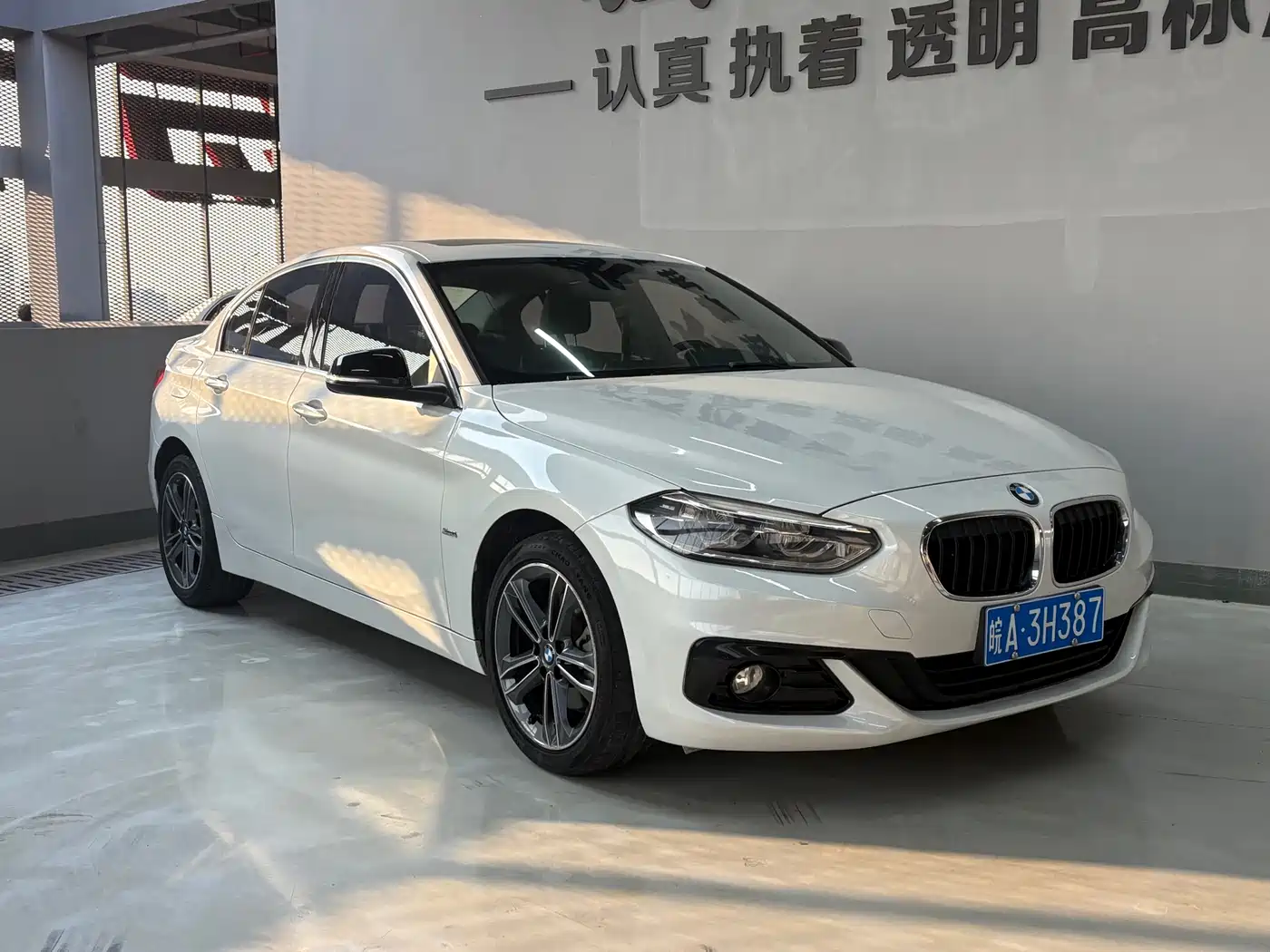 BMW 1 Series 2018 118i Sport Edition фото 3