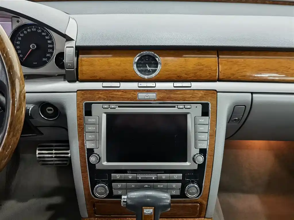 Volkswagen Phaeton 2009 Model 3.6L V6 5-seat Extended Comfort фото 12