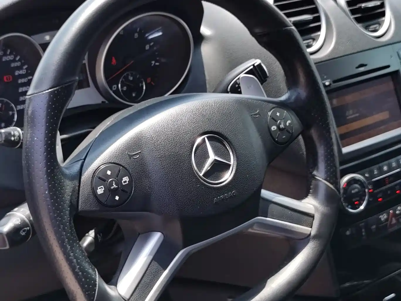 Mercedes-Benz M-Class AMG 2011 AMG ML 63 фото 5