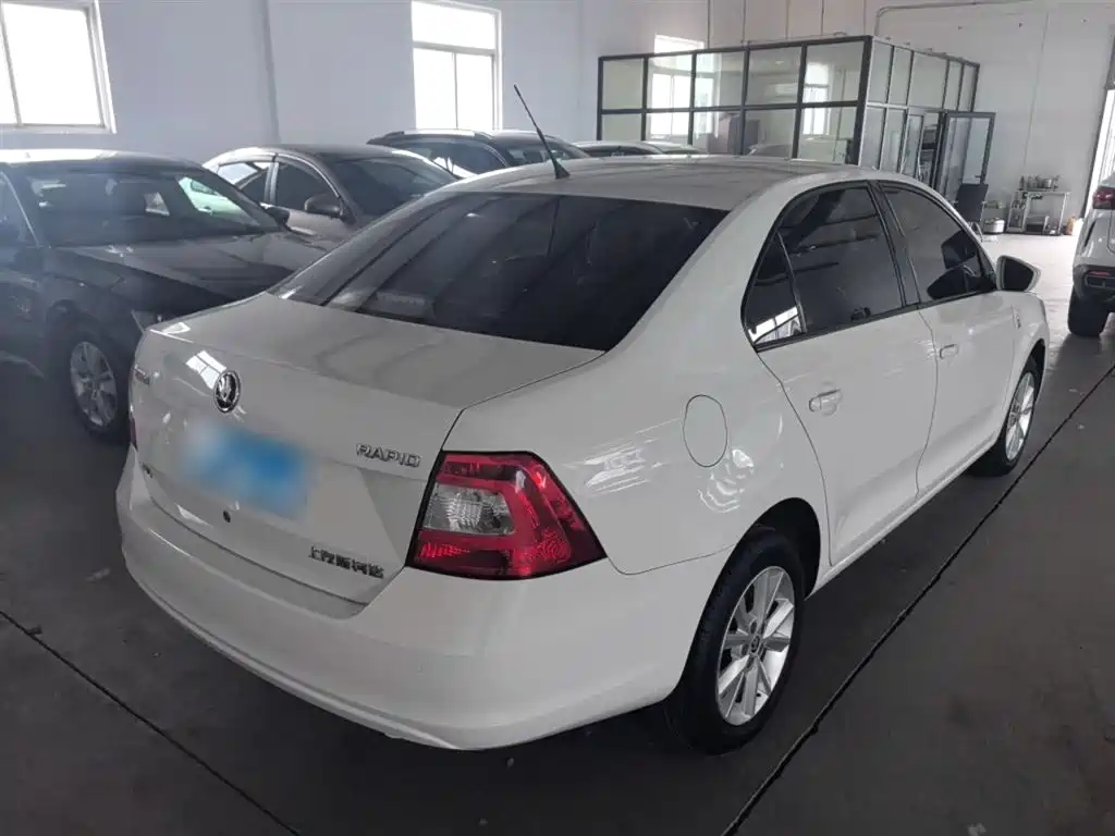 Škoda Rapid 2016 1.6L Manual Pioneer Edition фото 7