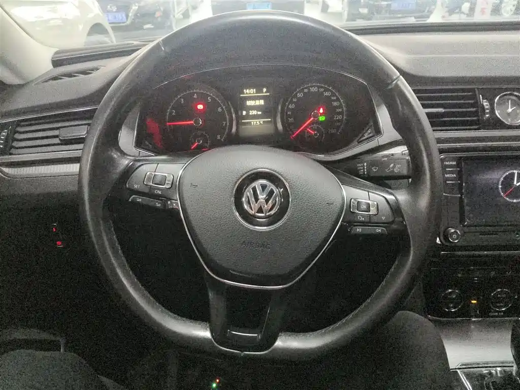Volkswagen Passat 2016 330TSI DSG Honor Edition фото 7