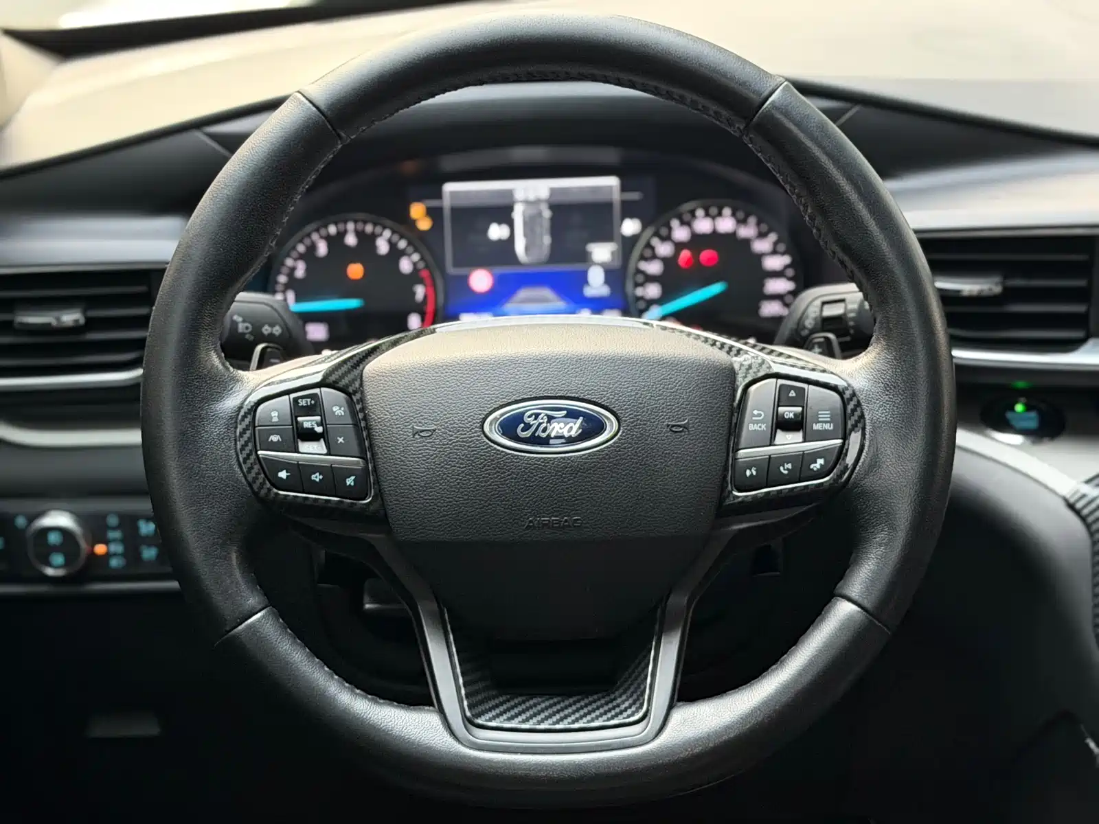 Photo 16 - Ford Explorer