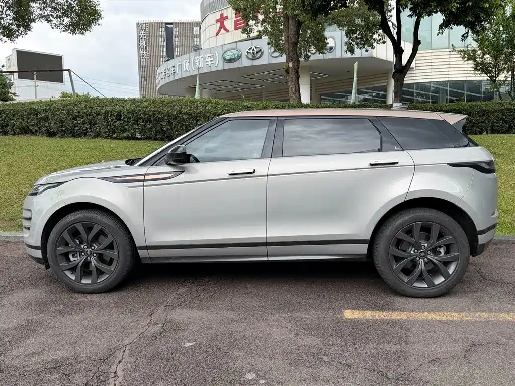 Land Rover Range Rover Evoque 2023 Range Rover Evoque L 249PS Corinthian Bronze Special Edition фото 3