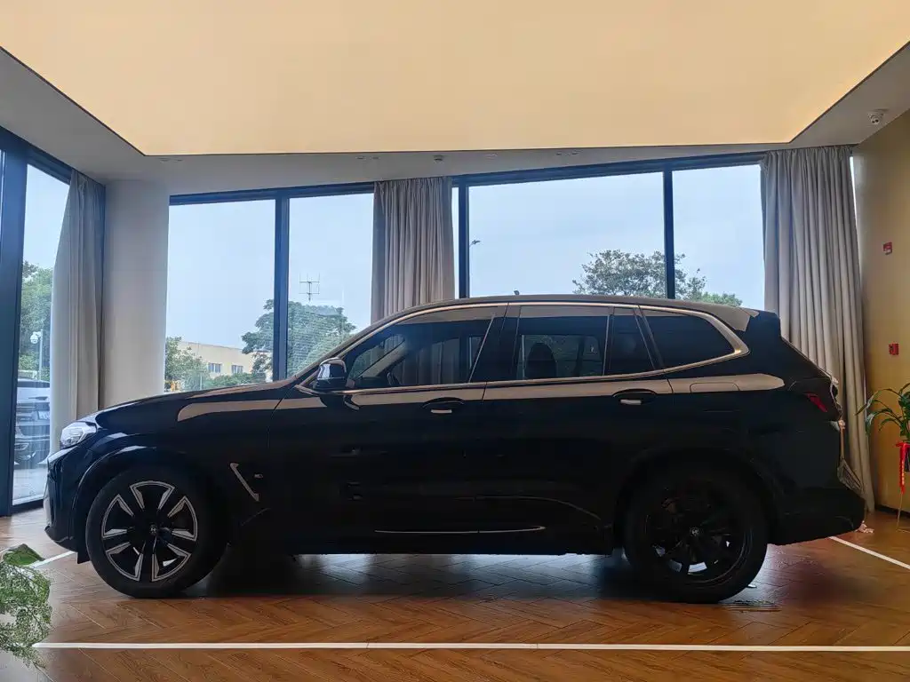 2025 BMW iX3