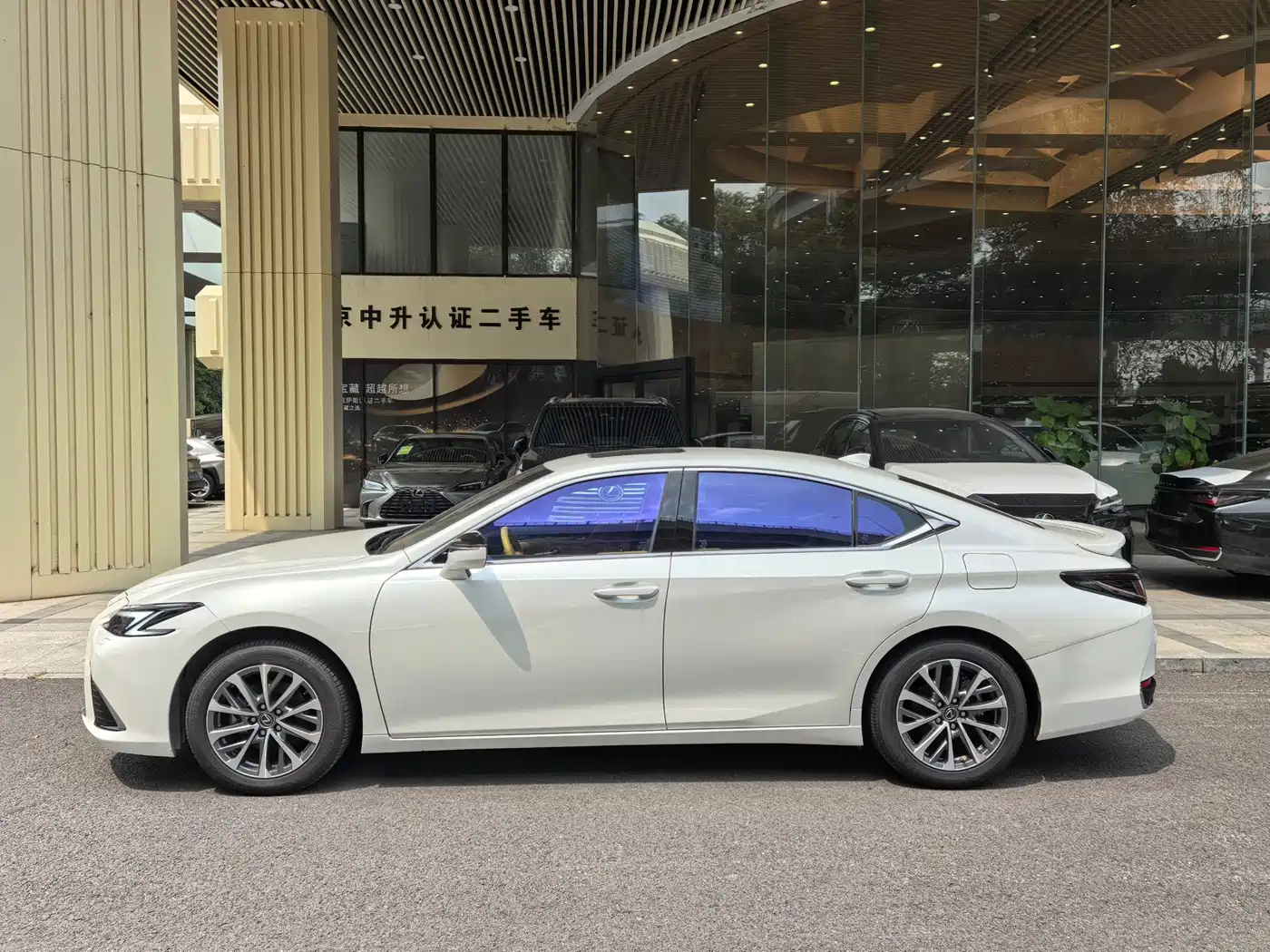 Lexus ES 2025 2025 300h Ultimate Edition