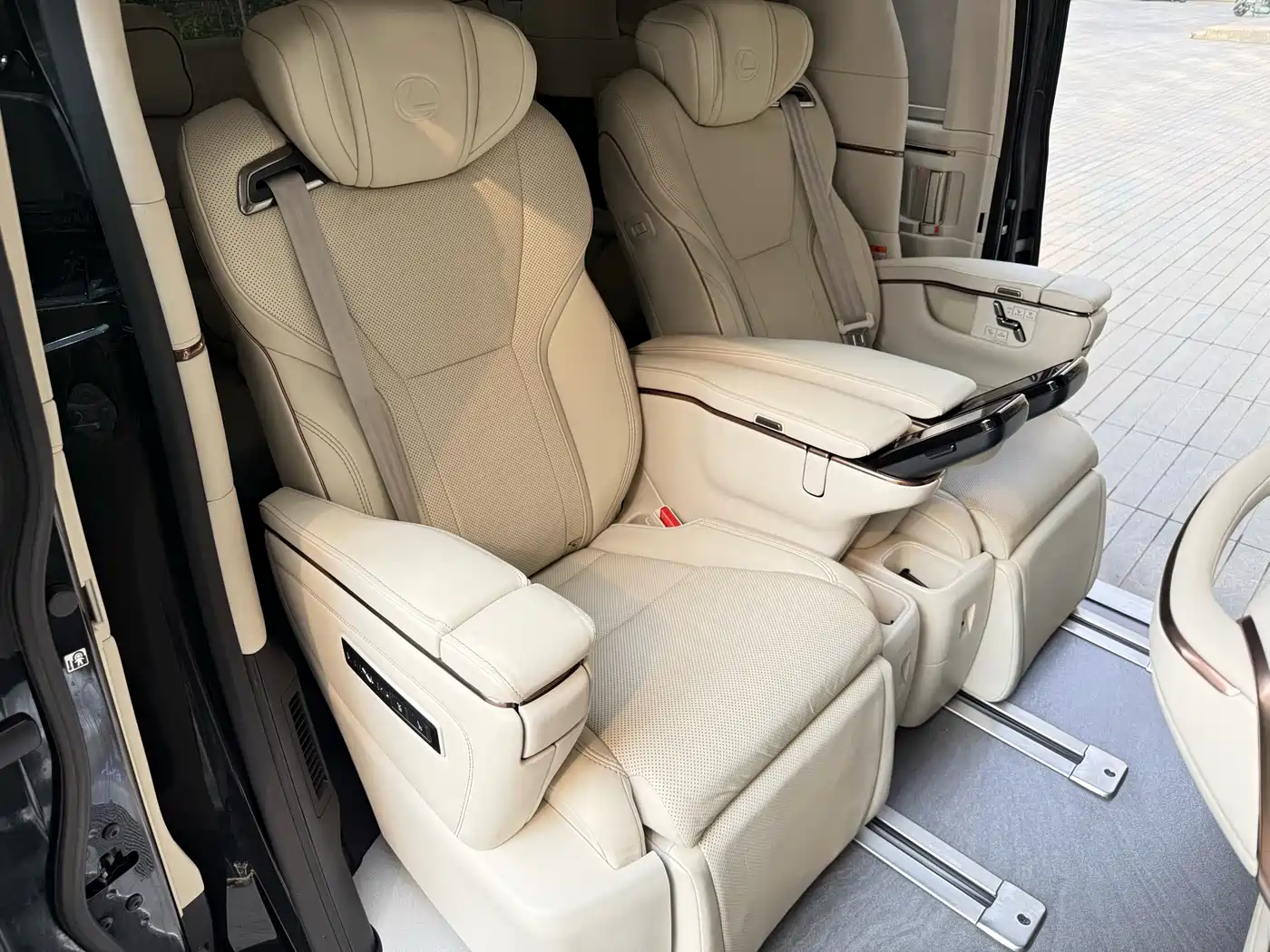 Lexus LM 2023 500h 6-Seater Prestige Edition фото 11