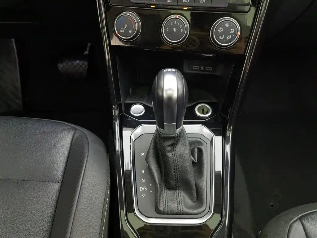 Volkswagen T-ROC 2021 280TSI DSG 2WD Comfort Smart Connect Edition фото 13