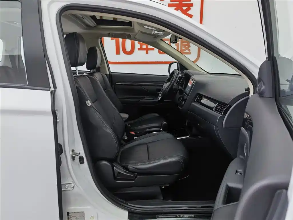 Mitsubishi Outlander 2018 2.0L 2WD Glory Edition 5-seater фото 23