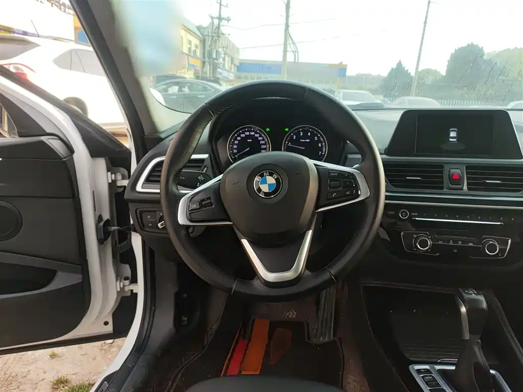BMW 1 Series 2018 118i Sport Edition фото 11