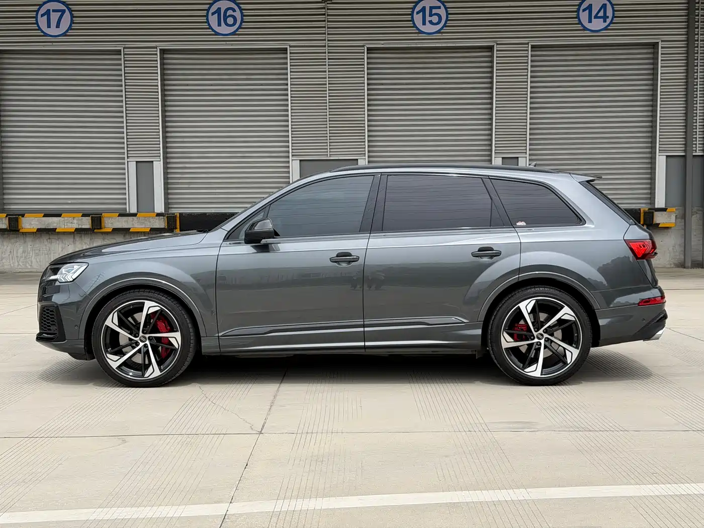 Audi SQ7 2024 4.0 TFSI Dark Knight Edition фото 29