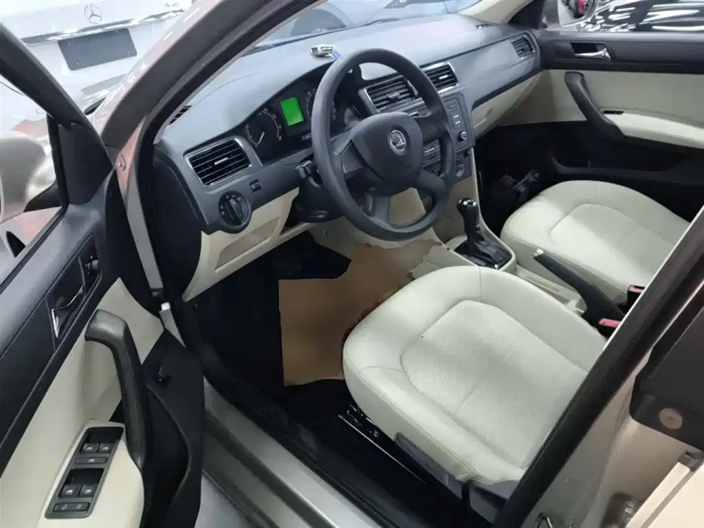 Škoda Rapid 2013 1.6L Automatic Smart Selection фото 16