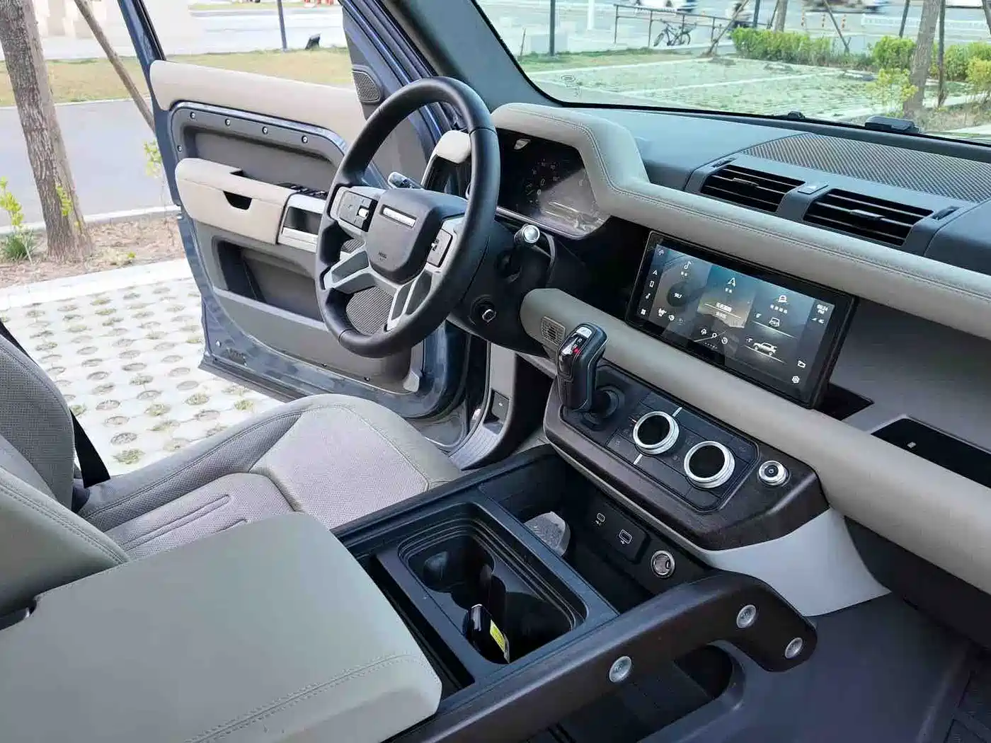 Land Rover Defender 2021 110 P400 SE фото 6