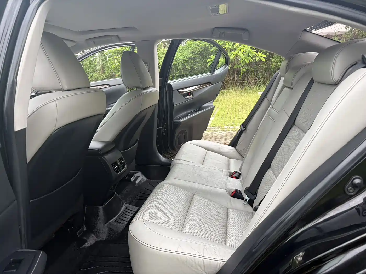 Photo 8 - Lexus ES