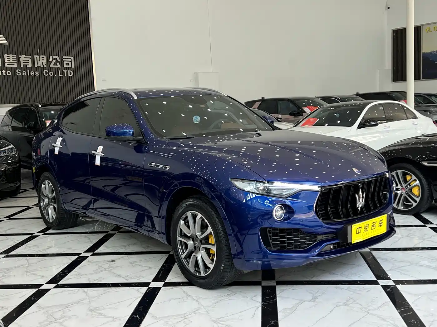 Photo 2 - Maserati Levante
