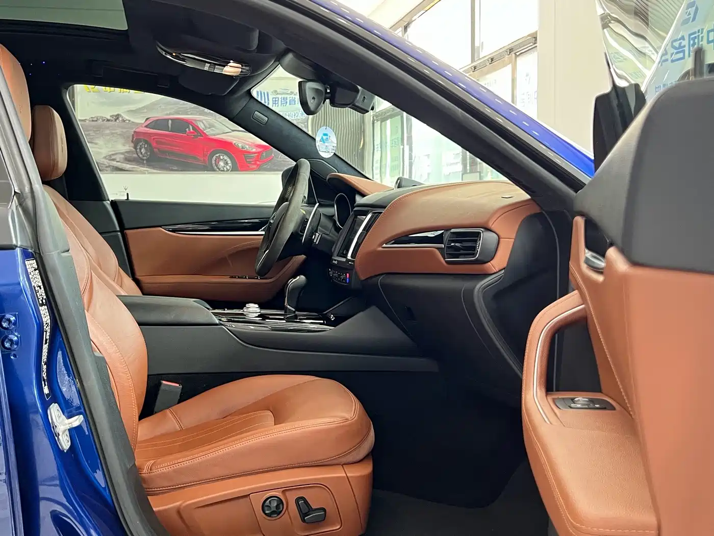 Photo 7 - Maserati Levante