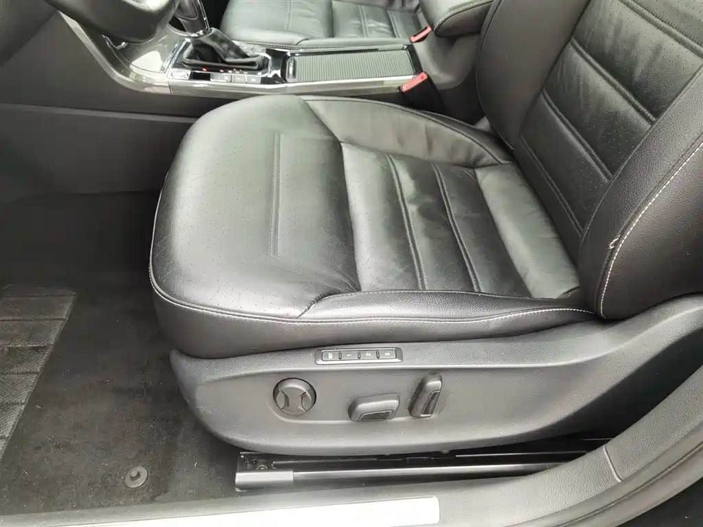 Volkswagen Passat 2016 330TSI DSG Executive Edition фото 20