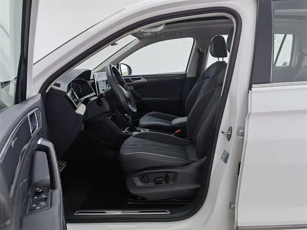 Volkswagen Tiguan L 2023 330TSI Auto 2WD R-Line Premium Edition фото 10