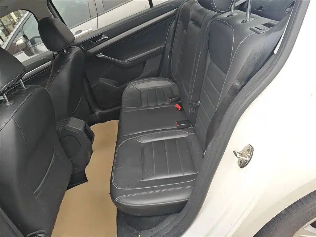Volkswagen Lavida 2017 1.6L Automatic Comfort Edition фото 17