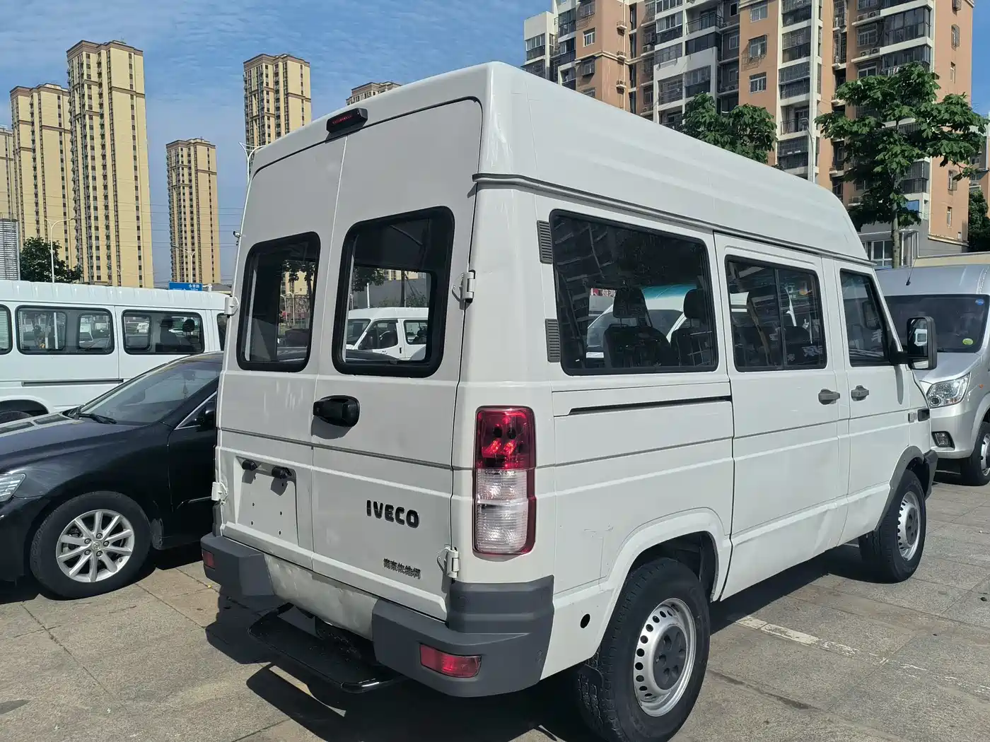 Iveco Daily 2018 2017 Model 2.5T A35 Bus 5-7 Seats 47Z5
