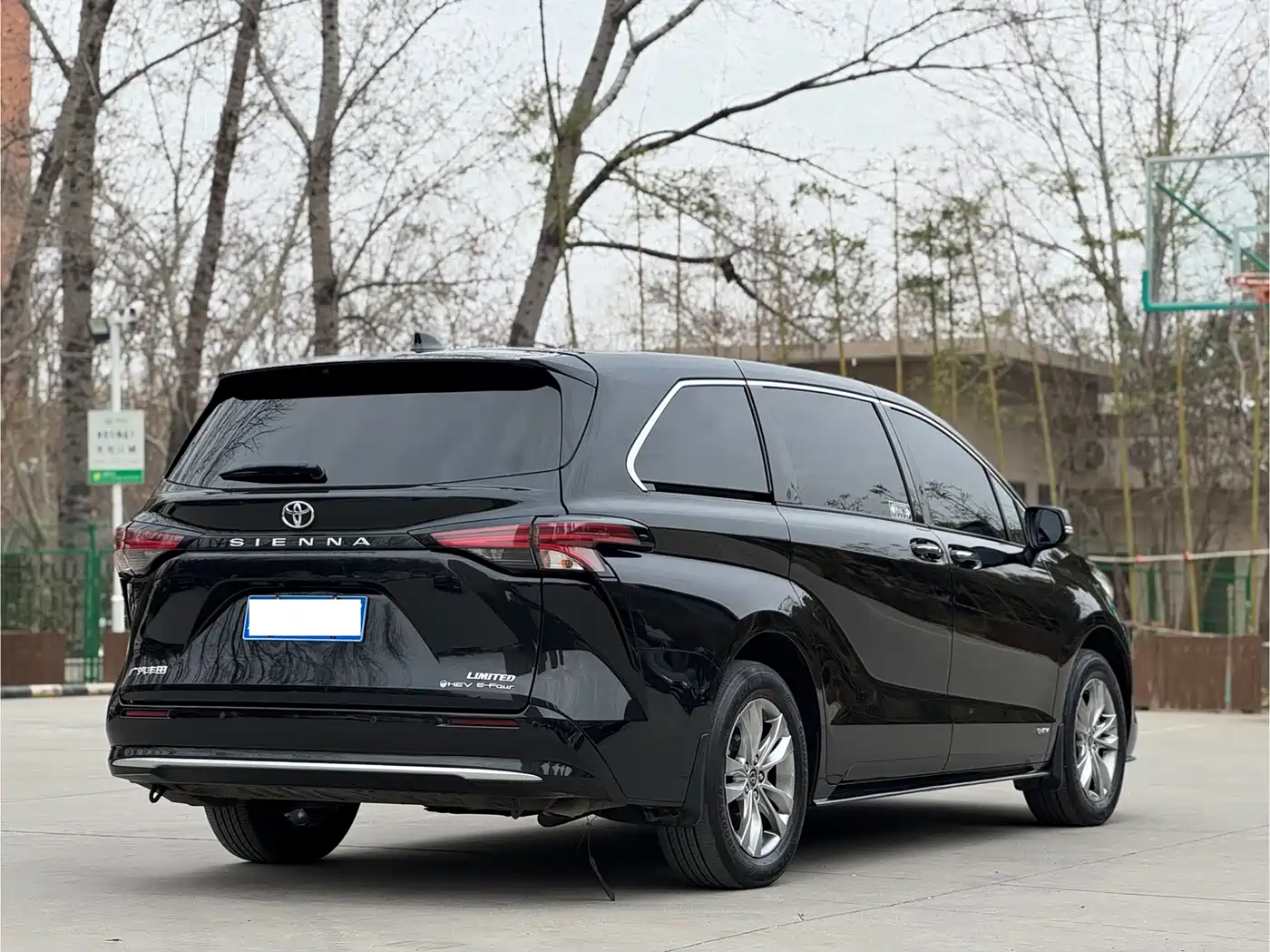 Toyota Sienna 2024 2.5L Hybrid 4WD Premium Edition фото 4