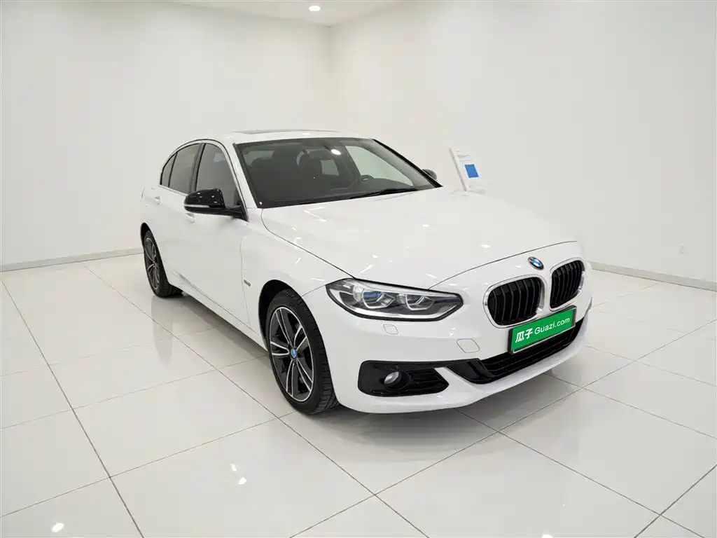 BMW 1 Series 2018 118i Sport Edition фото 4