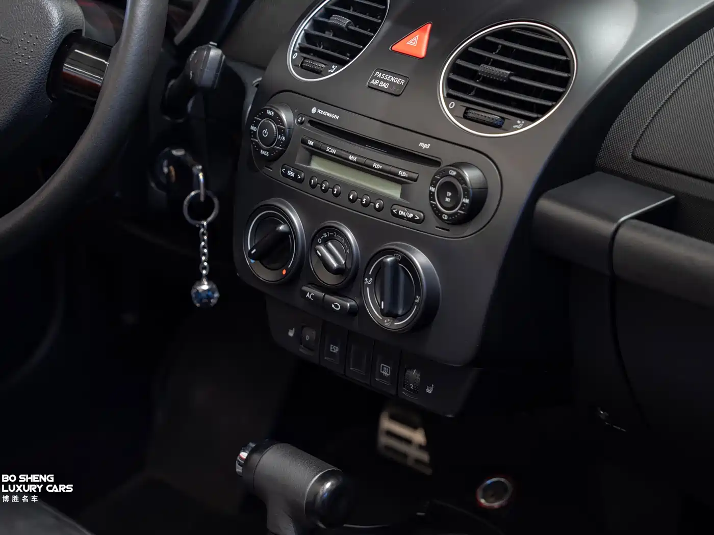 Volkswagen Beetle 2010 Model 2.0 BlackOrange Convertible Luxury Edition фото 13